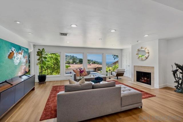 7645 Caminito Coromandel, La Jolla CA: https://media.crmls.org/mediaz/01a0c727-186f-4cf6-809a-342f237a90d0.jpg
