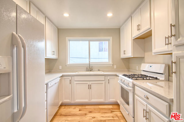 2438 5th Street, Santa Monica CA: https://media.crmls.org/mediaz/01a0ef5a-c5fa-48a4-a7c7-9e54fa4475d4.jpg