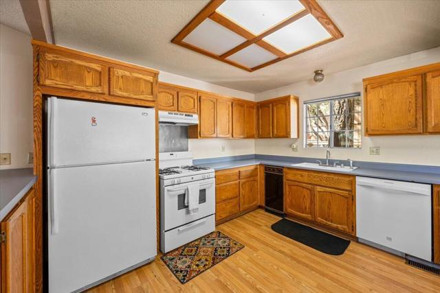 1093 Snow Ridge Road, Big Bear CA: https://media.crmls.org/mediaz/01a1059f-df41-4fc1-b3c9-534392a195f3.jpg
