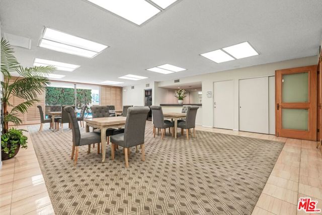 339 N Palm Drive, Beverly Hills CA: https://media.crmls.org/mediaz/01a12f03-fbb2-46a9-b70d-2bb47ffc4ebd.jpg