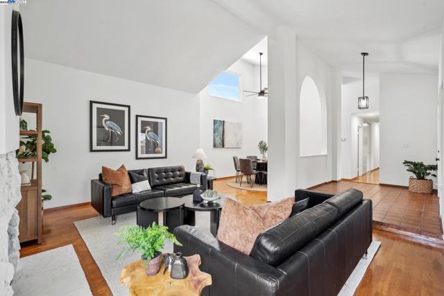 643 Contada Cir, Danville CA: https://media.crmls.org/mediaz/01a13ce0-1f69-4ba5-9f6f-c035d1cc2fcf.jpg