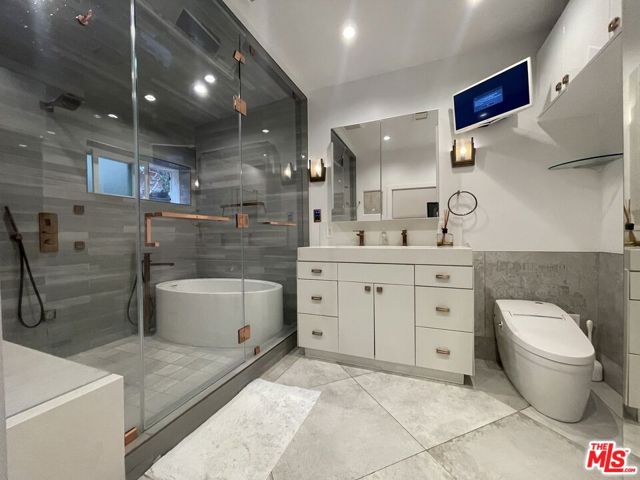 425 Sunridge Street, Playa del Rey CA: https://media.crmls.org/mediaz/01a23442-f079-48c7-90a6-84d48f82a709.jpg
