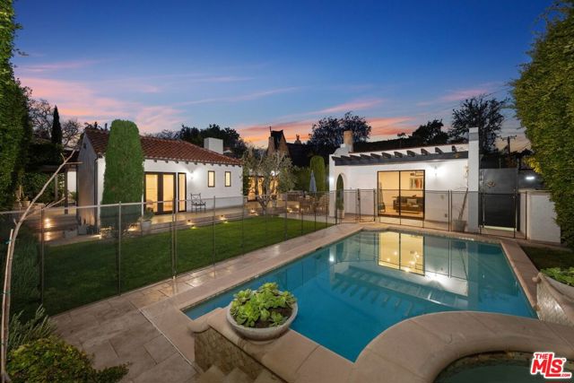 514 N Walden Drive, Beverly Hills CA: https://media.crmls.org/mediaz/01a2c0e0-dd7f-4684-bf56-7e908047b1fc.jpg