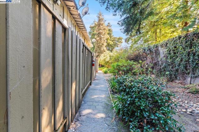 462 Craven Court, Hayward CA: https://media.crmls.org/mediaz/01a3dc32-2306-4368-aa51-a912ecb7449f.jpg