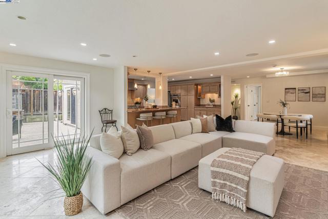 19052 Mount Lassen Drive, Castro Valley CA: https://media.crmls.org/mediaz/01a3ddab-e6c2-4856-bd71-c25074f6d228.jpg