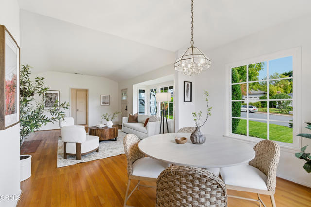 Detail Gallery Image 4 of 18 For 4563 Loma Vista Dr, La Canada Flintridge,  CA 91011 - 4 Beds | 2 Baths