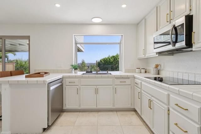 1895 Laurel Road, Oceanside CA: https://media.crmls.org/mediaz/01a4440f-5642-4a63-8940-56c320cd37ca.jpg