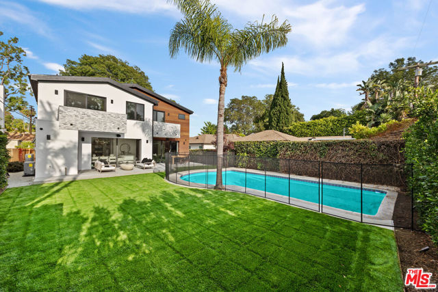 2631 Castle Heights Place, Los Angeles CA: https://media.crmls.org/mediaz/01a4937e-7d8c-49eb-9fa4-58d32b123f60.jpg