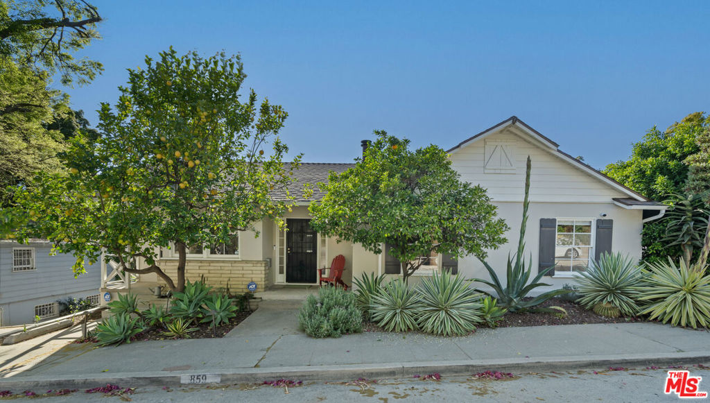 859 Cresthaven Drive