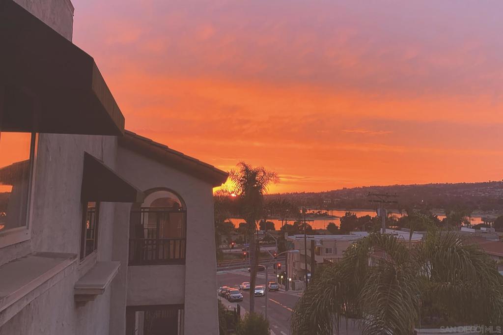 https://media.crmls.org/mediaz/01a5ad70-add6-4533-b3ff-7a04494e226f.jpg?preset=X-Large