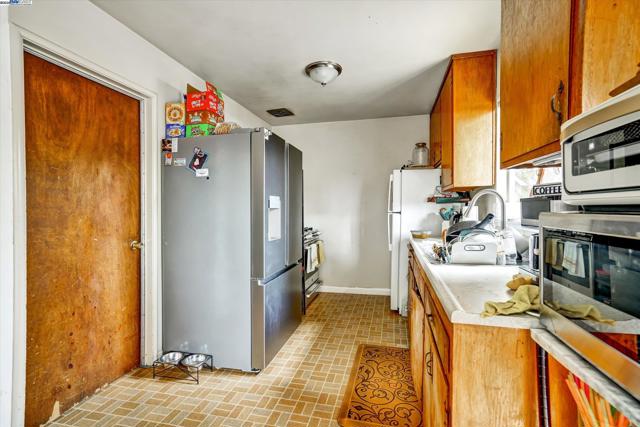 676 Berry Ave, Hayward CA: https://media.crmls.org/mediaz/01a62de6-2ba6-48fb-9e93-9d793283ce96.jpg