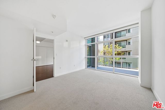 13700 Marina Pointe Drive, Marina del Rey CA: https://media.crmls.org/mediaz/01a64bc3-e93f-4af1-b216-cae445d3124e.jpg