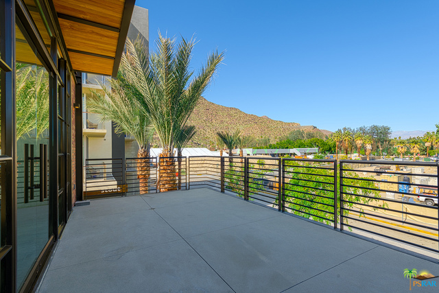 111 N Palm Canyon Drive, Palm Springs CA: https://media.crmls.org/mediaz/01a7f90b-069c-4d2c-aa51-9911cd0511c1.jpg
