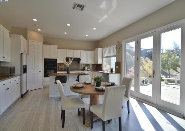 Image 11 of 38 For 25657 Crestfield Dr