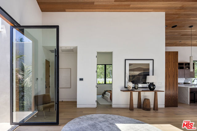 9715 Arby Drive, Beverly Hills CA: https://media.crmls.org/mediaz/01a873f3-5090-40d1-9087-9b502f171f38.jpg