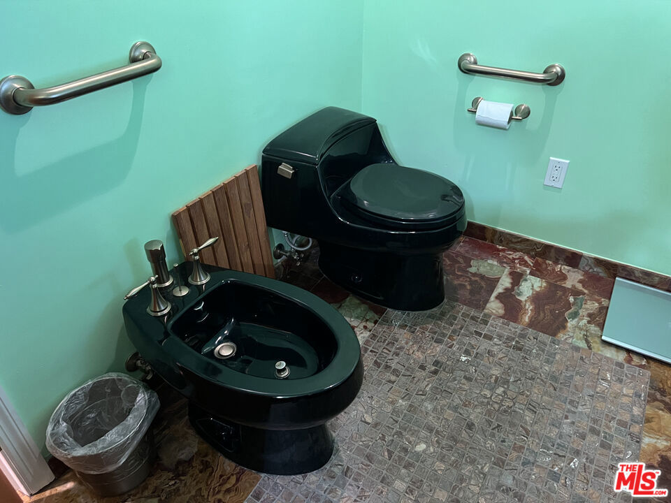https://media.crmls.org/mediaz/01a8836c-3938-4adb-a0bc-3321fd1dca9d.jpg?preset=X-Large