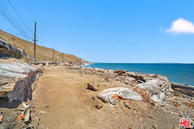 19302 Pacific Coast Highway, Malibu CA: https://media.crmls.org/mediaz/01a8c8d9-85f2-4341-b738-8dfb2d28a1da.jpg