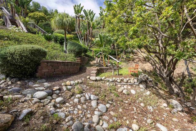 951 Skylark Dr, La Jolla CA: https://media.crmls.org/mediaz/01a8f87b-99b7-4b41-8a98-8f561a88664b.jpg