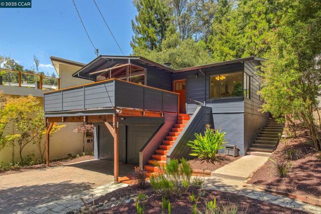 6653 Banning Dr, Oakland CA: https://media.crmls.org/mediaz/01a92bbb-b889-4b54-b18e-c4c50ea3ca76.jpg