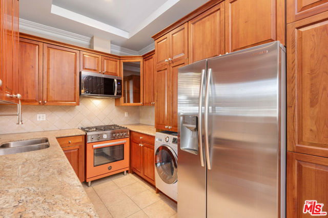 216 N Buena Vista Street, Burbank CA: https://media.crmls.org/mediaz/01a97801-bea8-45a4-911d-fe4d6a355d35.jpg