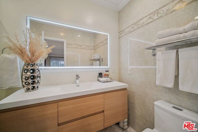 9520 Via Tivoli, Burbank CA: https://media.crmls.org/mediaz/01a9e116-f6de-4e78-a940-2bb9bd90cab9.jpg