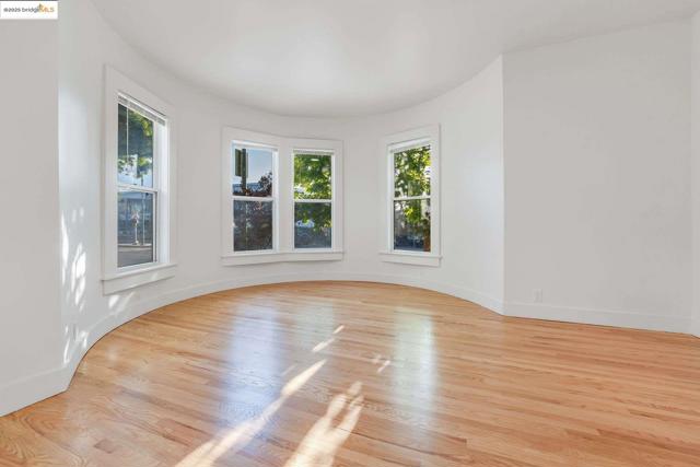 1238 12Th St, Oakland CA: https://media.crmls.org/mediaz/01a9e5d6-db19-4ca5-84fa-8256b766c481.jpg