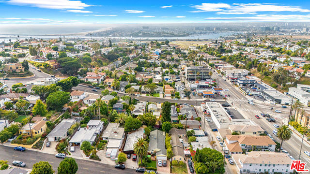 427 W Manchester Avenue, Playa del Rey CA: https://media.crmls.org/mediaz/01aa17c4-a083-44b2-8697-7d8a2b4fb044.jpg