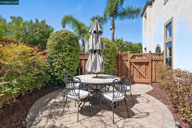 30300 Meridien Cir, Union City CA: https://media.crmls.org/mediaz/01aa26a8-4f8b-4618-9f69-9f16297568e5.jpg