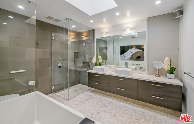 602 N Whittier Drive, Beverly Hills CA: https://media.crmls.org/mediaz/01aa9514-beff-41e9-9e44-21effcfe42e4.jpg