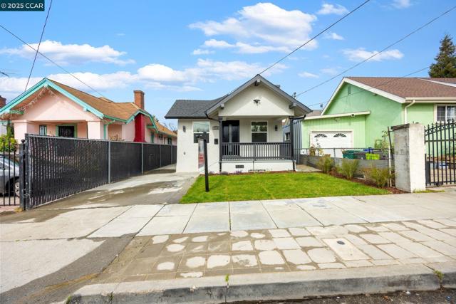 2133 39Th Ave, Oakland CA: https://media.crmls.org/mediaz/01ab5331-1838-406f-a411-dd0983d67ee3.jpg