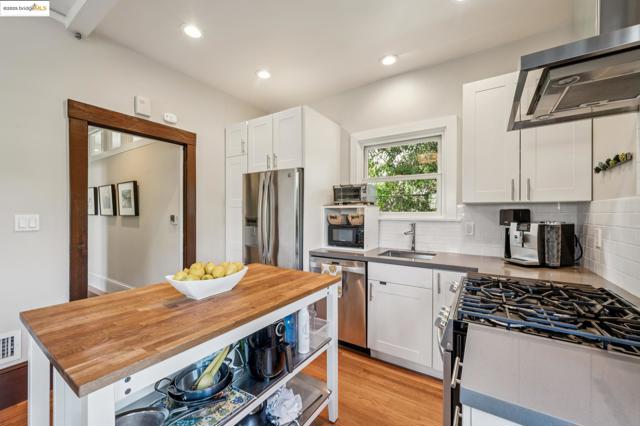 485 Hardy St, Oakland CA: https://media.crmls.org/mediaz/01ab9d12-dda2-40d5-b1b8-95fc1ebf3fc2.jpg