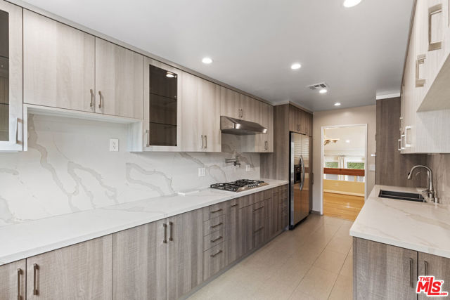15137 Magnolia Boulevard, A photo 5