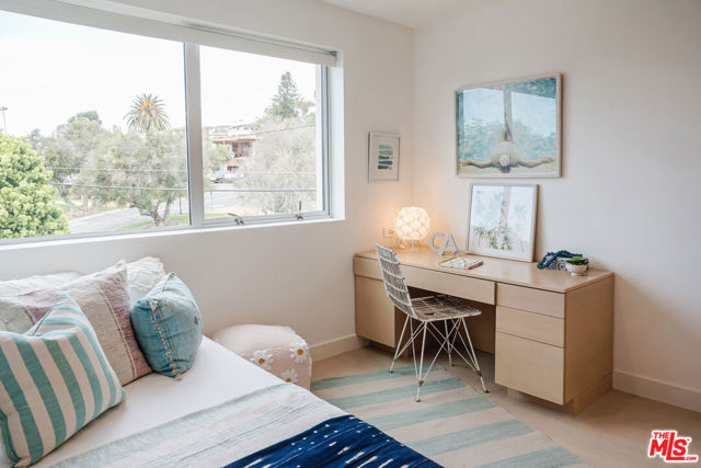 532 6th Street, Manhattan Beach CA: https://media.crmls.org/mediaz/01ad4027-5092-40b4-9288-dcf7fd944039.jpg