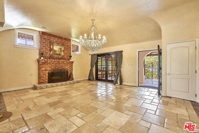 424 N Arden Boulevard, Los Angeles CA: https://media.crmls.org/mediaz/01ad79ba-8127-4ec2-8dc7-58900d300f81.jpg