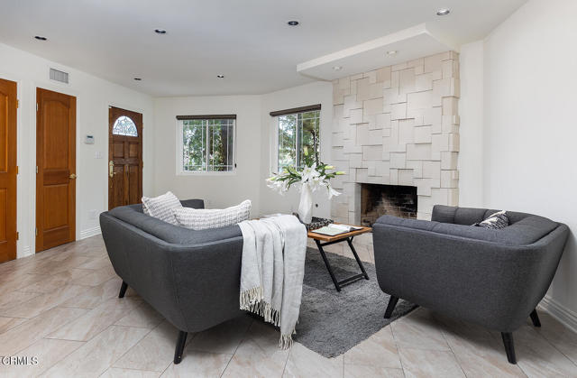 Detail Gallery Image 2 of 52 For 1038 Oban Dr, Los Angeles,  CA 90065 - 4 Beds | 3 Baths