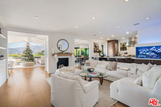 245 Tranquillo Road, Pacific Palisades CA: https://media.crmls.org/mediaz/01af84a7-1861-4791-81b6-3d24aef40390.jpg