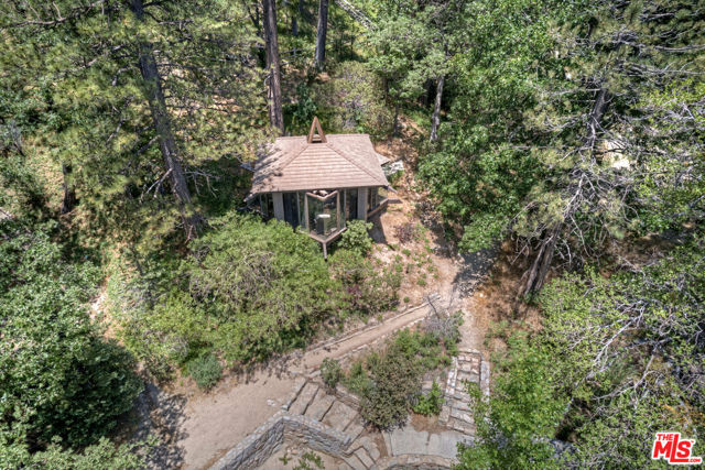 28805 North Shore Road, Lake Arrowhead CA: https://media.crmls.org/mediaz/01b05b65-83b4-4433-a52a-6cce84c98e24.jpg