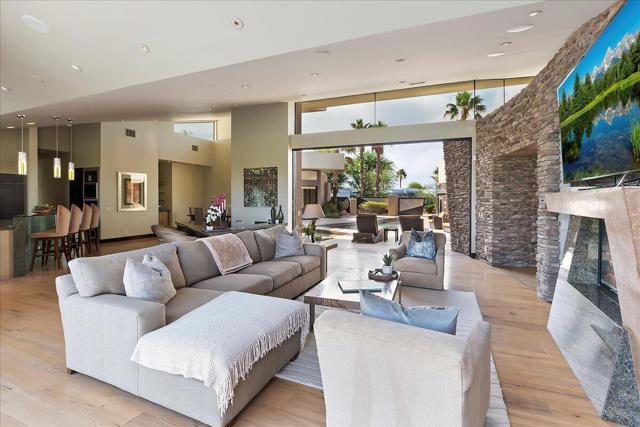72 Royal Saint Georges Way, Rancho Mirage CA: https://media.crmls.org/mediaz/01b1f5c3-94c0-4724-a424-06b08f250a61.jpg
