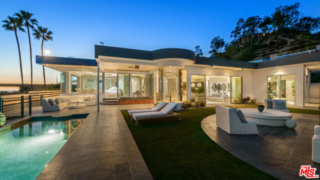 9353 Nightingale Drive, Los Angeles CA: https://media.crmls.org/mediaz/01b27172-a3bd-4fe7-a7fa-ca474d7f6444.jpg