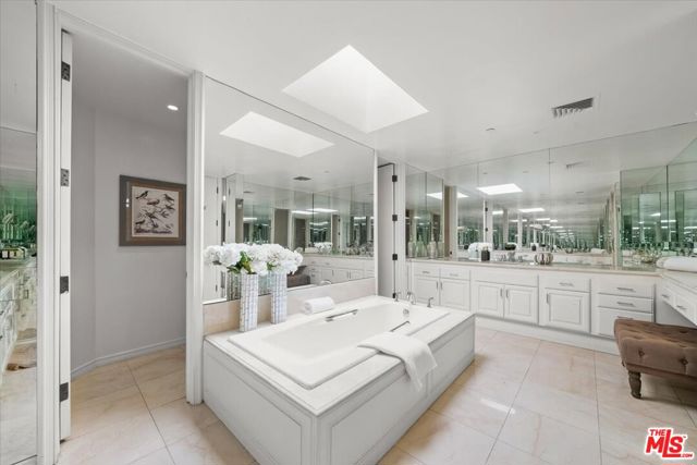 300 N Swall Drive, Beverly Hills CA: https://media.crmls.org/mediaz/01b2e8fa-dc32-4545-94d0-65f2d80ffc82.jpg