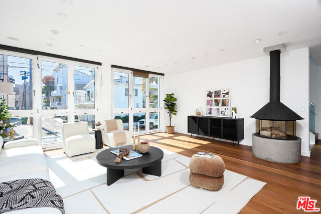 5106 Pacific Avenue, Marina del Rey CA: https://media.crmls.org/mediaz/01b33d45-0746-4132-b6c4-5e8f91af3c8a.jpg