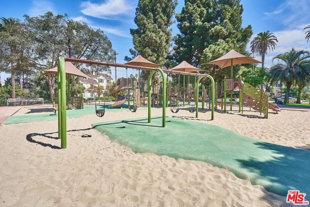 865 S Lucerne Boulevard, Los Angeles CA: https://media.crmls.org/mediaz/01b44718-3c33-4506-9ccc-b739cdc929e6.jpg