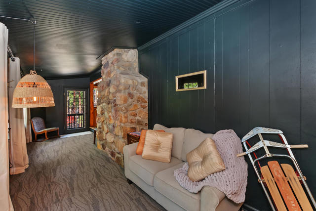 300 E Aeroplane Boulevard, Big Bear CA: https://media.crmls.org/mediaz/01b56ea5-a4d7-4114-b28e-4eafec33bbea.jpg