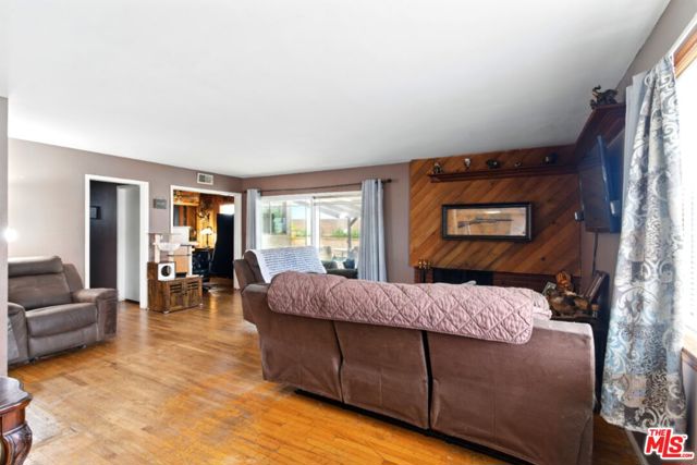 350 N Shadyglen Drive, Covina CA: https://media.crmls.org/mediaz/01b5ef1d-2927-4237-82da-8f177d624a71.jpg