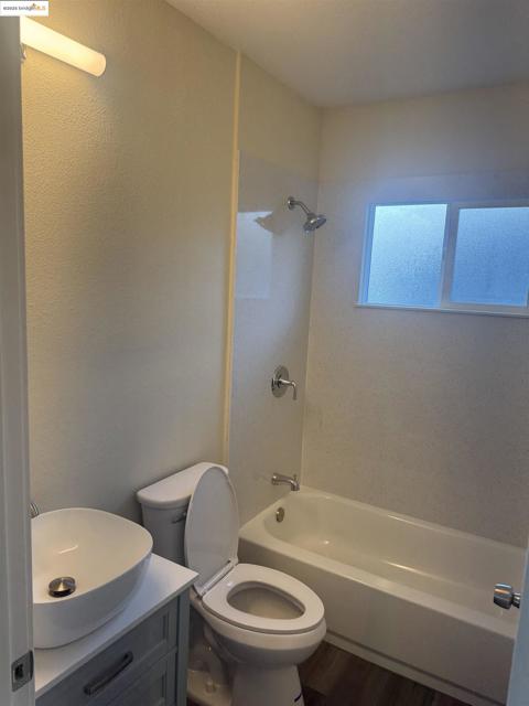 1123 92nd, Oakland CA: https://media.crmls.org/mediaz/01b62c64-b2e1-4a2f-af92-928c60b0e67c.jpg