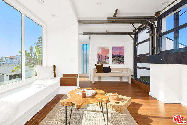 5106 Pacific Avenue, Marina del Rey CA: https://media.crmls.org/mediaz/01b810f9-64fe-4d5b-b813-6021a64f6e0b.jpg