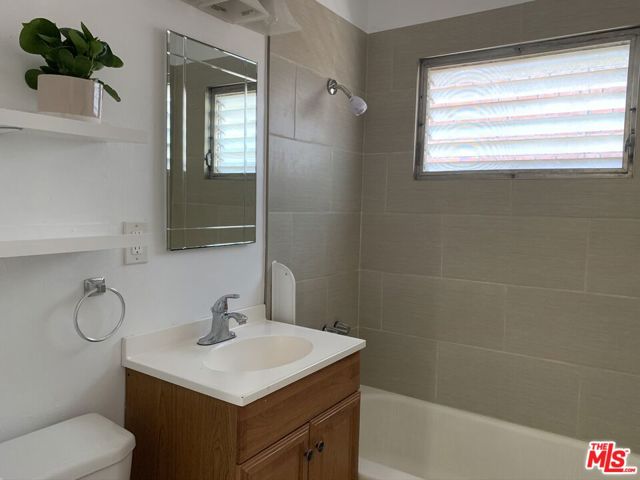 1330 S WILTON Place, Los Angeles CA: https://media.crmls.org/mediaz/01b816fa-8003-4ab0-b7a1-5c22fd9d613b.jpg