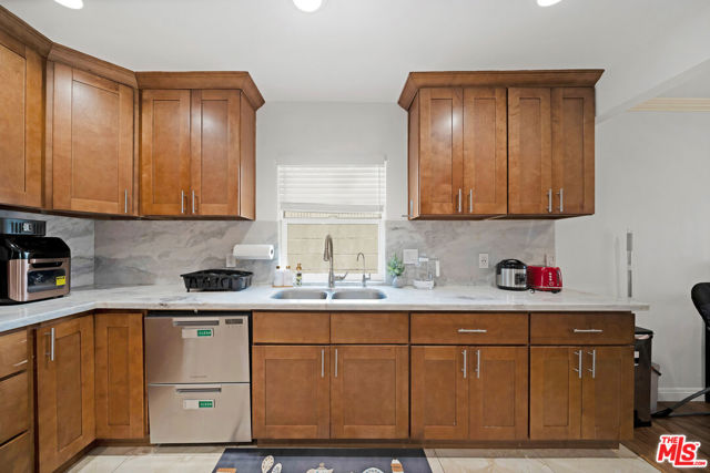 Image 14 of 45 For 15213 Daphne Avenue