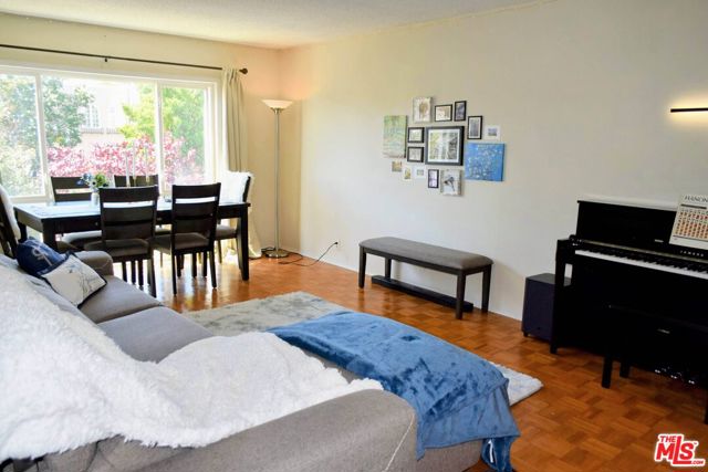 437 29th Street, San Francisco CA: https://media.crmls.org/mediaz/01b9b09f-583d-40ea-bf7c-fe1de122287c.jpg