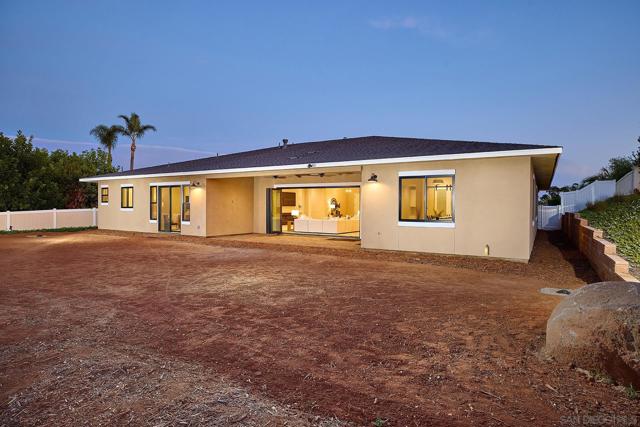 1755 Calle Catalina, Escondido CA: https://media.crmls.org/mediaz/01ba38e0-f3c8-4b03-874c-fffa0eb80d9e.jpg